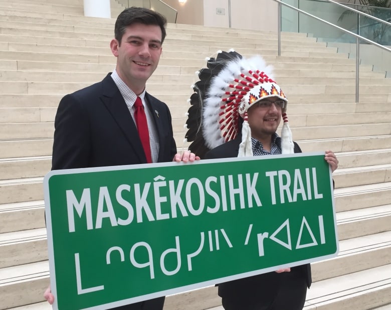 Maskêkosihk trail rendered as "ᒪᐢᑫᑯᓯᐦᐠ  ᐟrᐊᐃl"